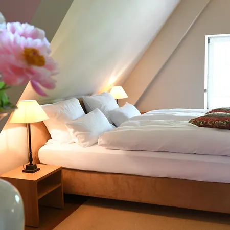 Haus Keppelborg: Zi Ferdinand Mit Rosengartenblick شقة