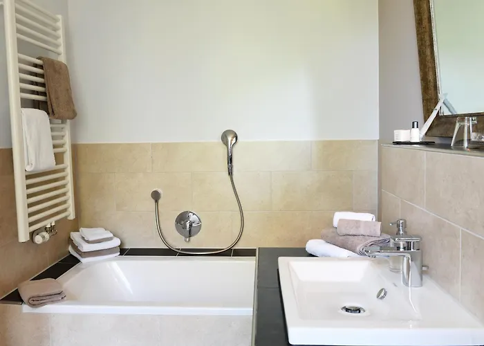 Haus Keppelborg: Zi Ferdinand Mit Rosengartenblick *